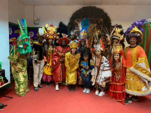 Estudiantes de tiempo completo '20 y '21, y un año '21 con el profesor Jan Barton (esquina derecha) después de recorrer una escuela de samba en Río de Janeiro