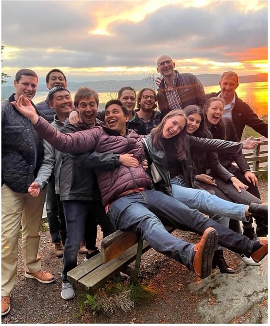 Compañeros de clase tomándose una divertida foto al atardecer en nuestra última noche en Noruega