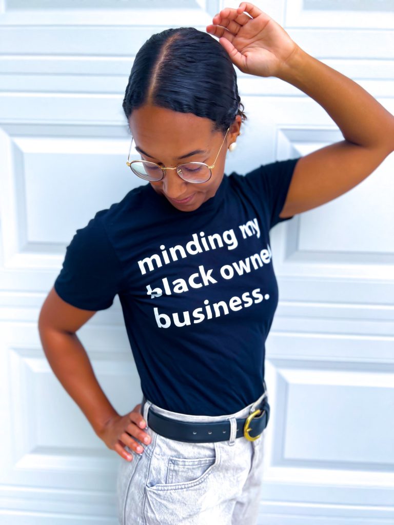 Minding My Black Owned Business」Tシャツを着たジャスミンさん