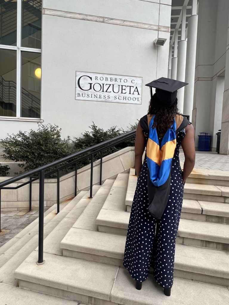 Jasmine en su último día en la Escuela de Negocios Goizueta de la Universidad de Emory