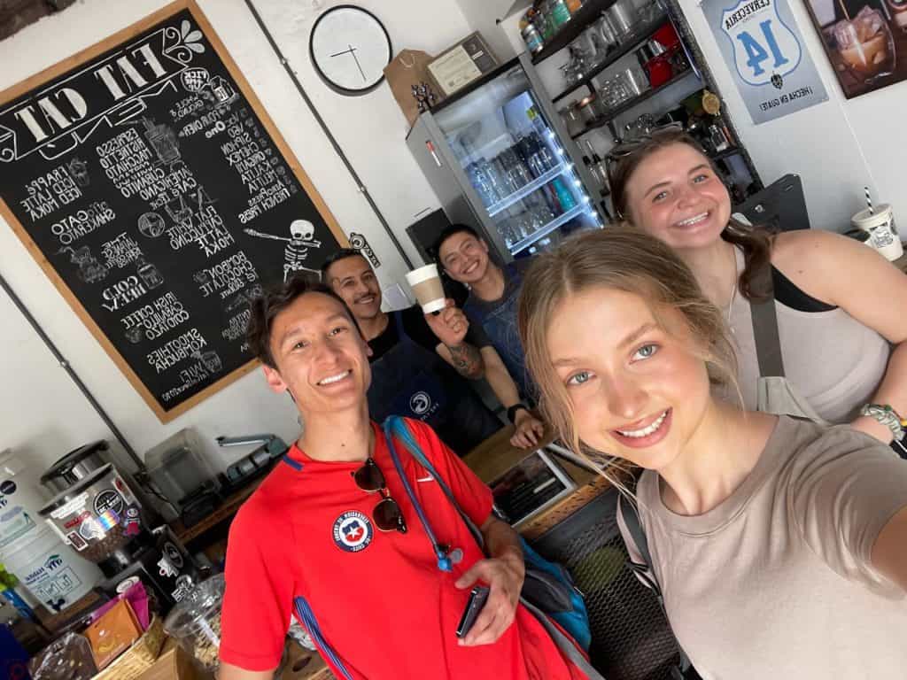 Uno de los muchos selfies que nos hicimos en nuestra búsqueda del tesoro en la cafetería.