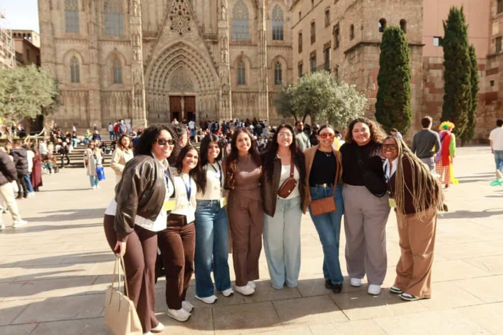 Anum Ali with group from GEMS trip