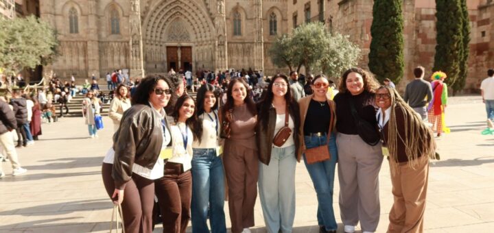 Anum Ali with group from GEMS trip